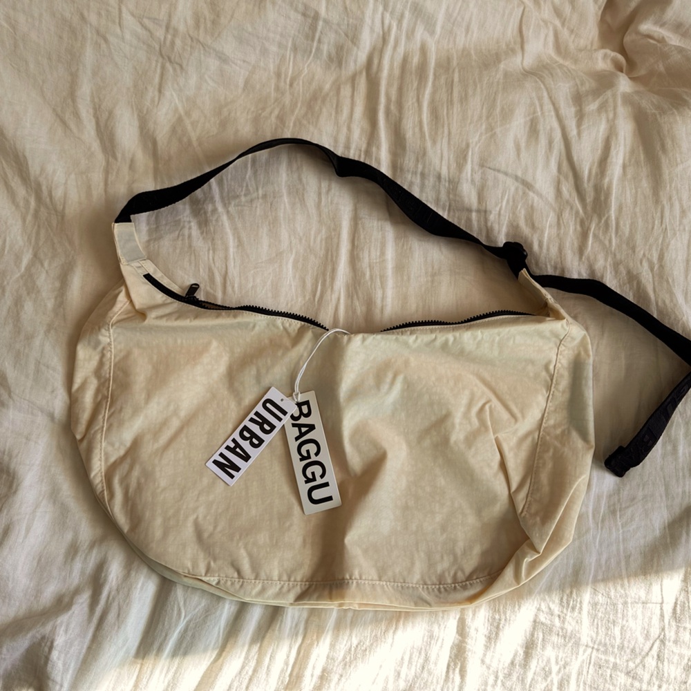 NWT Large Baggu Crescent Bag in Ivory